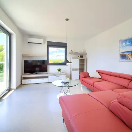 Amber *only 500m From The Beach* Pinezići