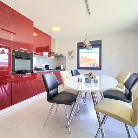 Amber *only 500m From The Beach* Pinezići
