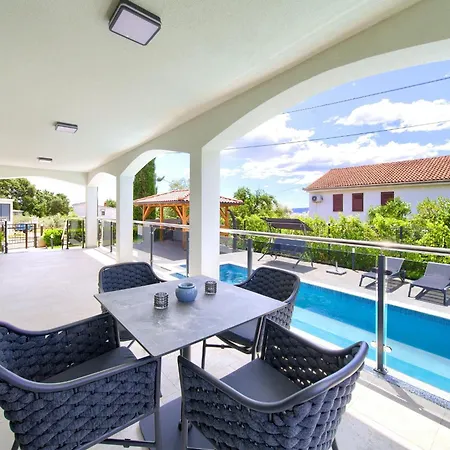 Amber *only 500m From The Beach* Pinezići