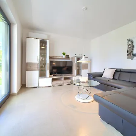 Amber *only 500m From The Beach* Pinezići