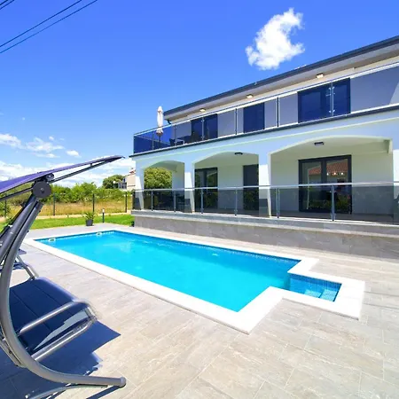 Amber *only 500m From The Beach* *