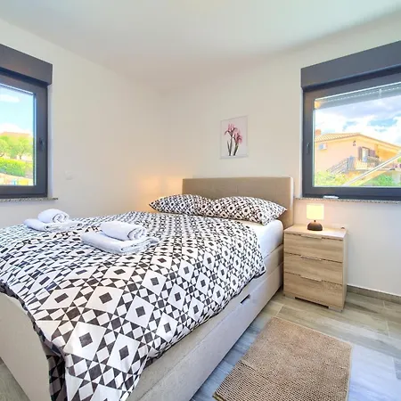 Amber *only 500m From The Beach* Pinezići