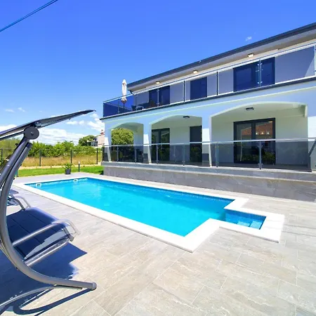 Amber *only 500m From The Beach* * Pinezići