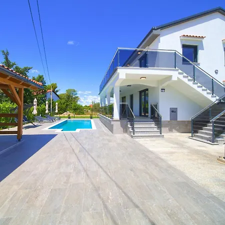 Amber *only 500m From The Beach* Pinezići