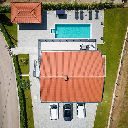 Amber *only 500m From The Beach*