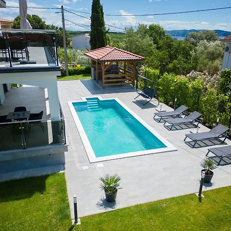 Amber *only 500m From The Beach* * Pinezići